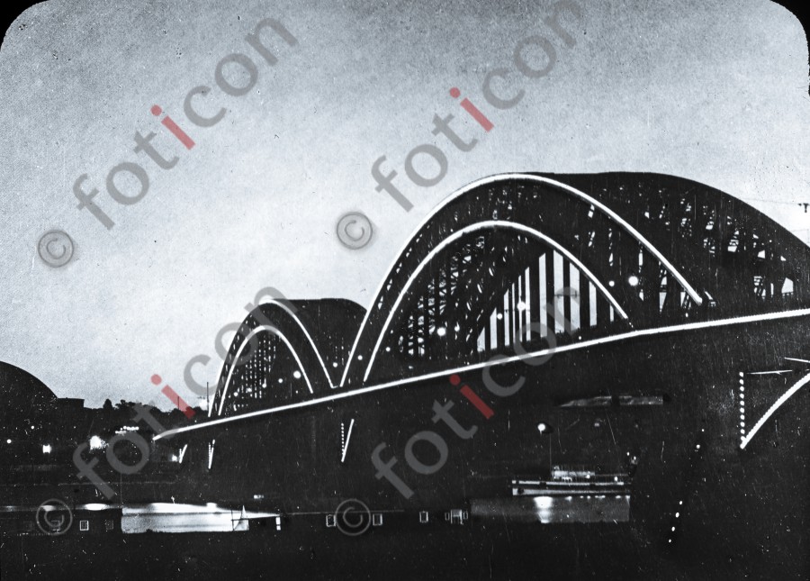 Die Rheinbrücke nach Oberkassel ; The Rhine bridge to Oberkassel - Foto foticon-simon-340-016-sw.jpg | foticon.de - Bilddatenbank für Motive aus Geschichte und Kultur